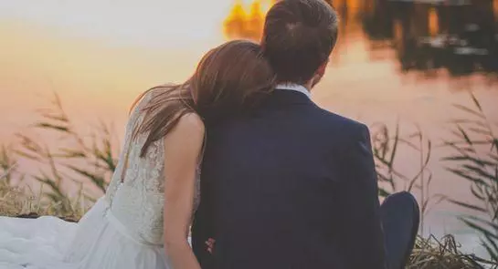 每月背著老公偷給娘家一萬,老公提離婚,回娘家後轉身就走