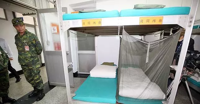 他問「當兵被幹走過什麼東西最扯?」老鳥憶當年:入伍第一天就哭哭!