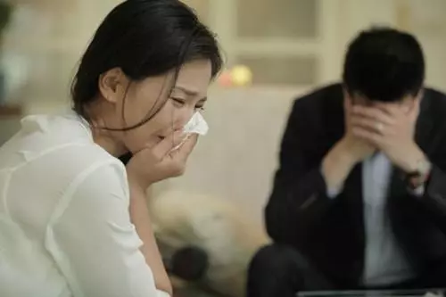 爸再婚不要我,小姨養我六年,結婚前看到她給我一張卡,我心涼了