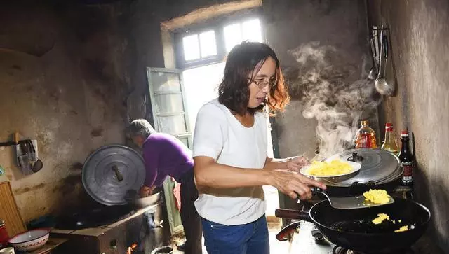 帶兒子回娘家吃飯,菜做好媽不上桌,去廚房看一眼,我冷笑走人
