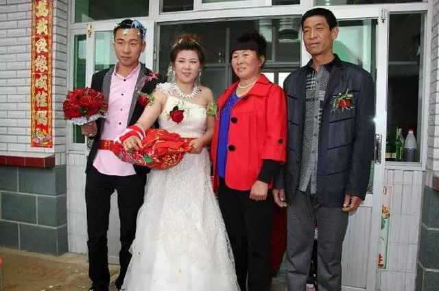 老婆照顧媽兩年,媽生日我帶5萬回家,給侄子1000塊,哥嫂不幹了