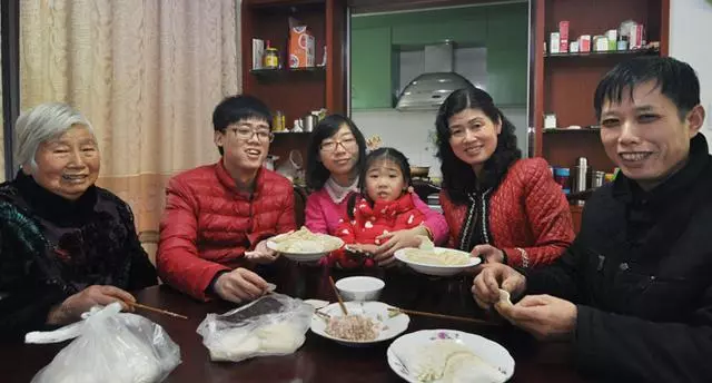 老婆照顧媽兩年,媽生日我帶5萬回家,給侄子1000塊,哥嫂不幹了