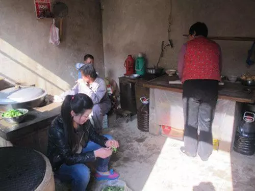 老婆照顧媽兩年,媽生日我帶5萬回家,給侄子1000塊,哥嫂不幹了