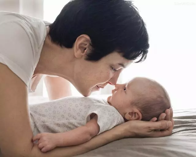 家裡拆遷46萬,繼母給我30萬,我坐月子她來照顧,才知自己太傻