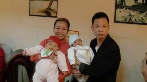 我生雙胞胎兒子,婆婆嫌棄嘲諷,只送兩百塊,滿月酒我反轉了