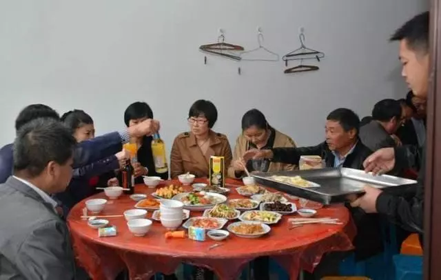 我生雙胞胎兒子,婆婆嫌棄嘲諷,只送兩百塊,滿月酒我反轉了