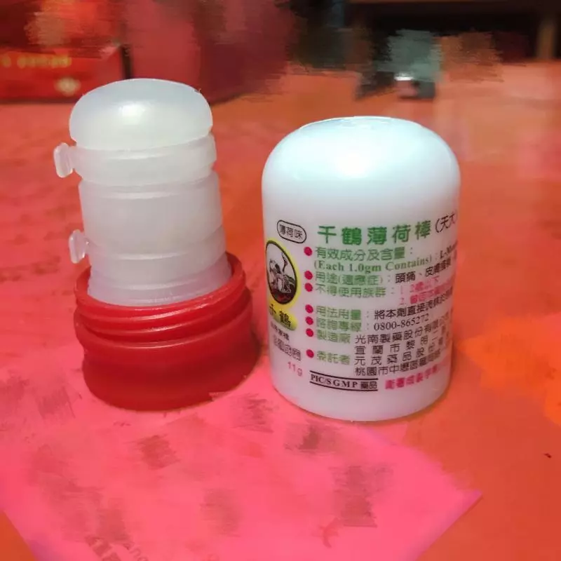 媽媽不舒服「抹薄荷棒也沒用」根本就不涼 爸爸拿過來一看「形狀不單純」網笑翻:太好用了!