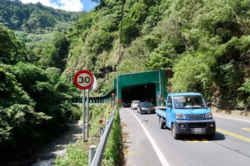 連假上武嶺跑山!沿途見「2串香蕉+2條魚」擺出奇特陣法 , 網友看完急勸「別碰快逃」:會被纏上的!