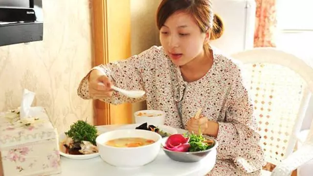 我生女兒,坐月子我媽來看我,臨走時婆婆送剩菜給媽,我哭了