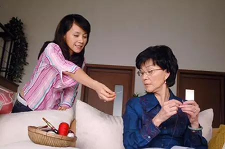 我生女兒,坐月子我媽來看我,臨走時婆婆送剩菜給媽,我哭了