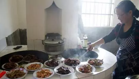 繼母待我如親生,我每月給她2000生活費,3年後才知,我錯得離譜
