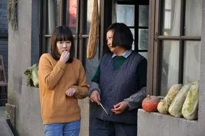 嬸嬸生兒子,媽生女兒,結婚3年回老家,堂哥和我一個天一個地