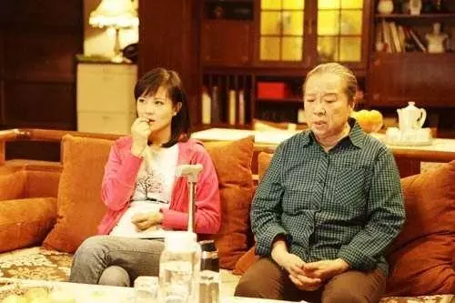 嫂子生下兒子,百日宴我送2000塊,忘帶手機折返,我氣得砸了娘家