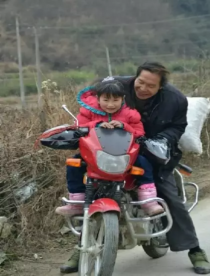 當年的小海萱,爸爸是傻瓜、媽媽是瘋子,全家收入一天只有台幣200!如今她11歲成這模樣!
