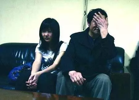 老婆在娘家養胎,我生日她轉500,電話沒掛斷,我氣得猛踹媽房門