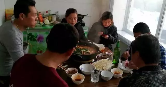 哥供我上學,侄子生病找我借五萬,聽到嫂子哭聲,我悄悄走了
