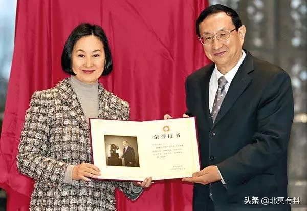 賭王兩房太太難得同框,四太公開稱讚三太有見識 和她相談甚歡!
