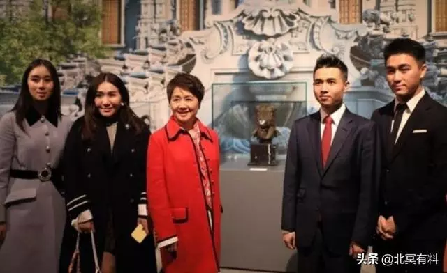 賭王兩房太太難得同框,四太公開稱讚三太有見識 和她相談甚歡!