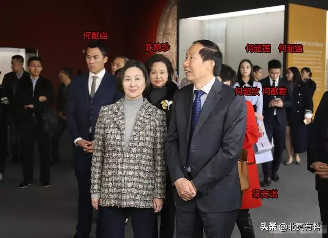 賭王兩房太太難得同框,四太公開稱讚三太有見識 和她相談甚歡!