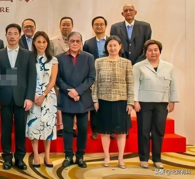 賭王兩房太太難得同框,四太公開稱讚三太有見識 和她相談甚歡!