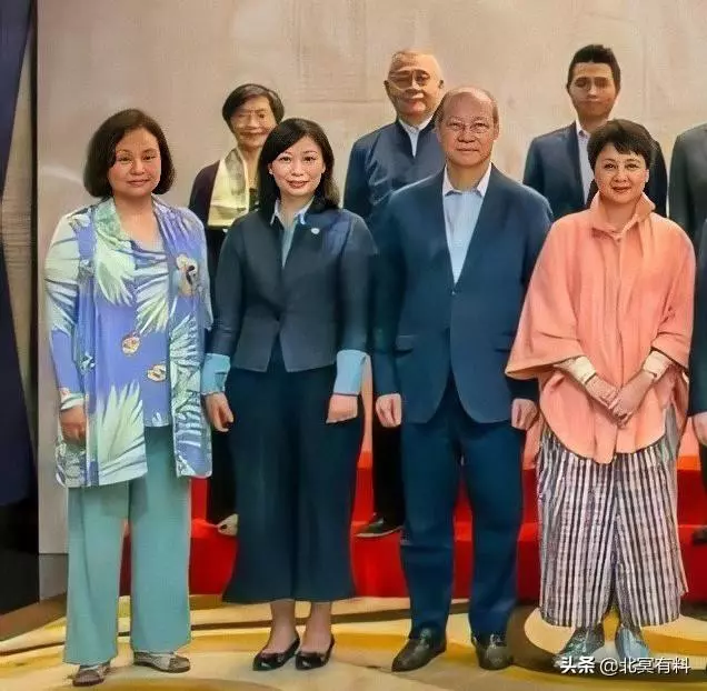賭王兩房太太難得同框,四太公開稱讚三太有見識 和她相談甚歡!