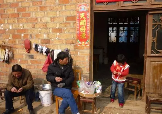 過年給婆婆萬元紅包,翻了翻女兒和侄子的壓歲錢,我抱起女兒就走