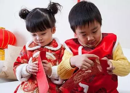 過年給婆婆萬元紅包,翻了翻女兒和侄子的壓歲錢,我抱起女兒就走
