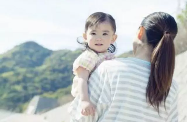 過年給婆婆萬元紅包,翻了翻女兒和侄子的壓歲錢,我抱起女兒就走