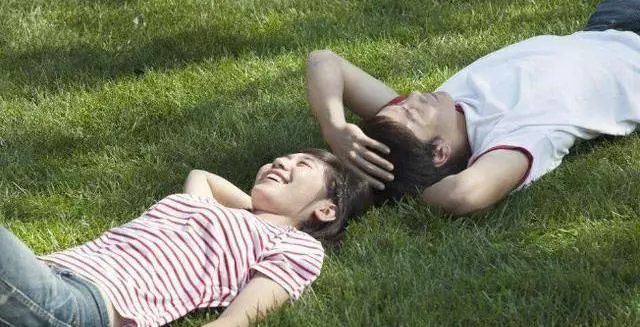 請假和男友去買婚房,看好房後准婆婆給一張卡,我卻笑著不要房子