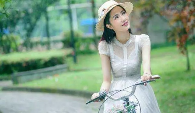 請假和男友去買婚房,看好房後准婆婆給一張卡,我卻笑著不要房子