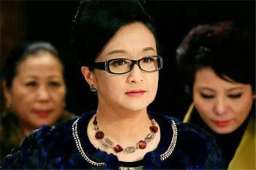 兒媳生雙胞胎女兒被婆婆趕出家門,三年後遇見,婆婆眼睛都直了
