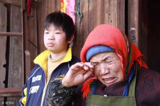 妻子不孕我提離婚,兩年後偶遇岳母帶著孩子,我求她卻已無事於補