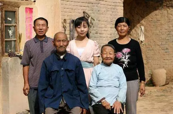 遠嫁外地和父母反目,生孩子那天看到產房外的背影,我淚流不止