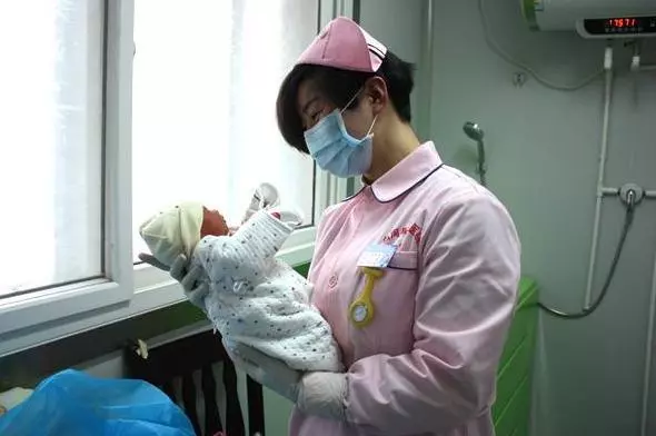 遠嫁外地和父母反目,生孩子那天看到產房外的背影,我淚流不止
