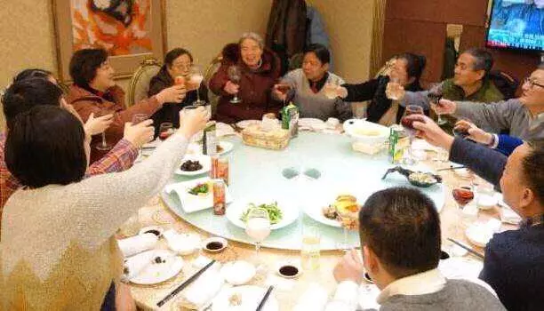 父親節妻子給岳父兩千,給我爸一個錢包,到家後我卻紅了眼