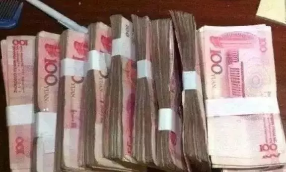 父親節妻子給岳父兩千,給我爸一個錢包,到家後我卻紅了眼