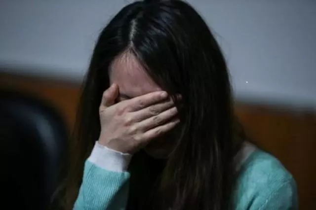 出差讓前夫來家裡照顧女兒,出差回來,推開門流下後悔的淚水