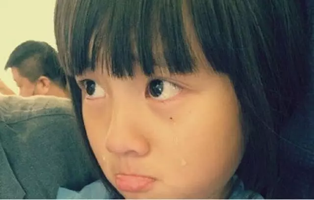 出差讓前夫來家裡照顧女兒,出差回來,推開門流下後悔的淚水