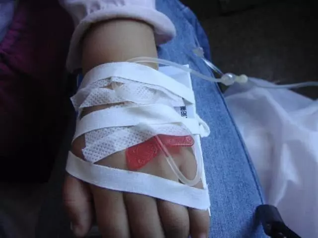 出差讓前夫來家裡照顧女兒,出差回來,推開門流下後悔的淚水