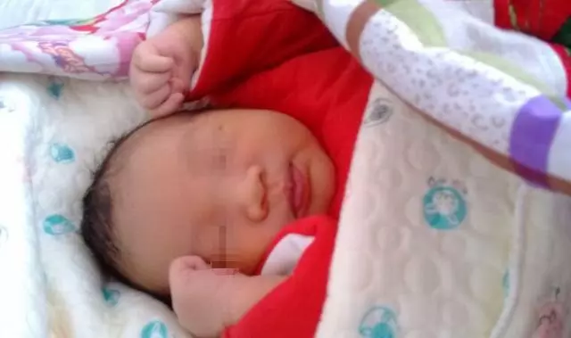 妻子生了女兒,卻從不讓婆婆給孩子換尿布,婆婆偷偷打開被子傻了