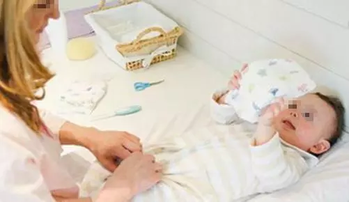 妻子生了女兒,卻從不讓婆婆給孩子換尿布,婆婆偷偷打開被子傻了