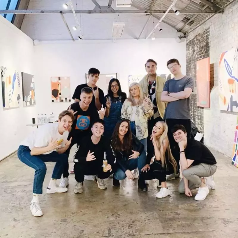 她在倫敦辦了場假畫展,一幅畫賣出13000元,看完我不懂藝術了…