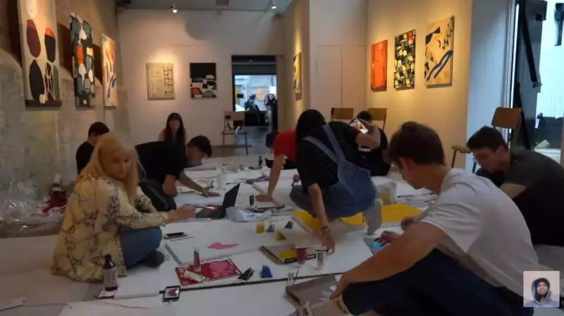 她在倫敦辦了場假畫展,一幅畫賣出13000元,看完我不懂藝術了…