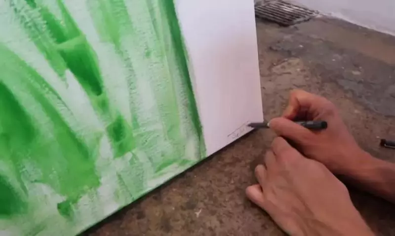 她在倫敦辦了場假畫展,一幅畫賣出13000元,看完我不懂藝術了…
