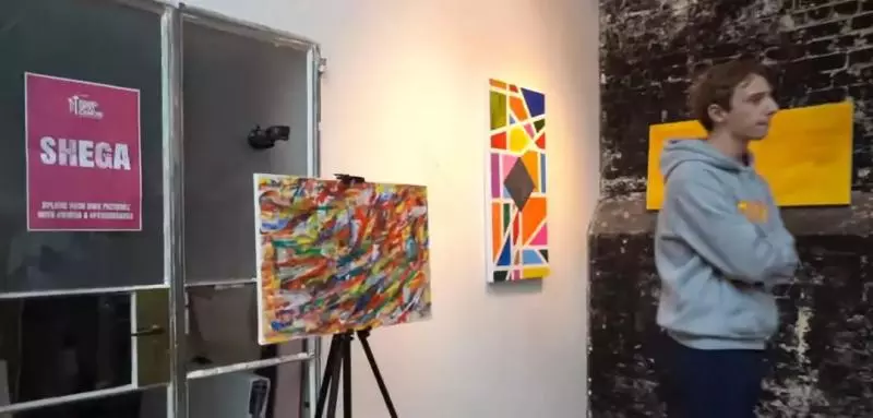 她在倫敦辦了場假畫展,一幅畫賣出13000元,看完我不懂藝術了…