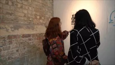 她在倫敦辦了場假畫展,一幅畫賣出1500英鎊,看完我不懂藝術了…