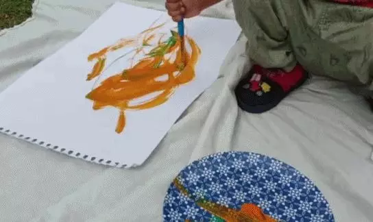 她在倫敦辦了場假畫展,一幅畫賣出1500英鎊,看完我不懂藝術了…