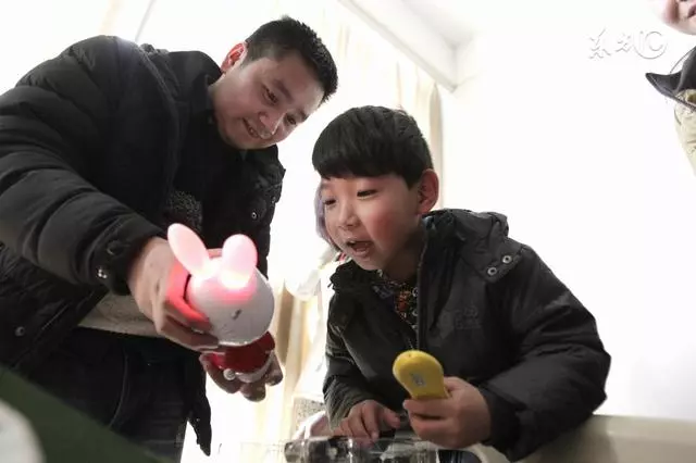 爺爺生病住院讓我爸爸出錢,爸爸說沒錢奶奶拄著拐杖追著我爸爸打,我媽卻冷眼旁觀不說話