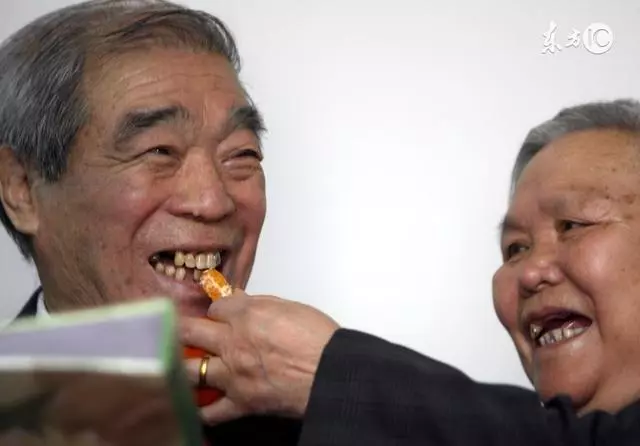 爺爺生病住院讓我爸爸出錢,爸爸說沒錢奶奶拄著拐杖追著我爸爸打,我媽卻冷眼旁觀不說話