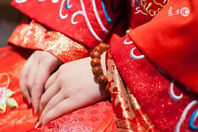 我打工的錢我爸讓我全部上交,等我結婚卻一分錢嫁妝沒有,害的我在婆家抬不起頭